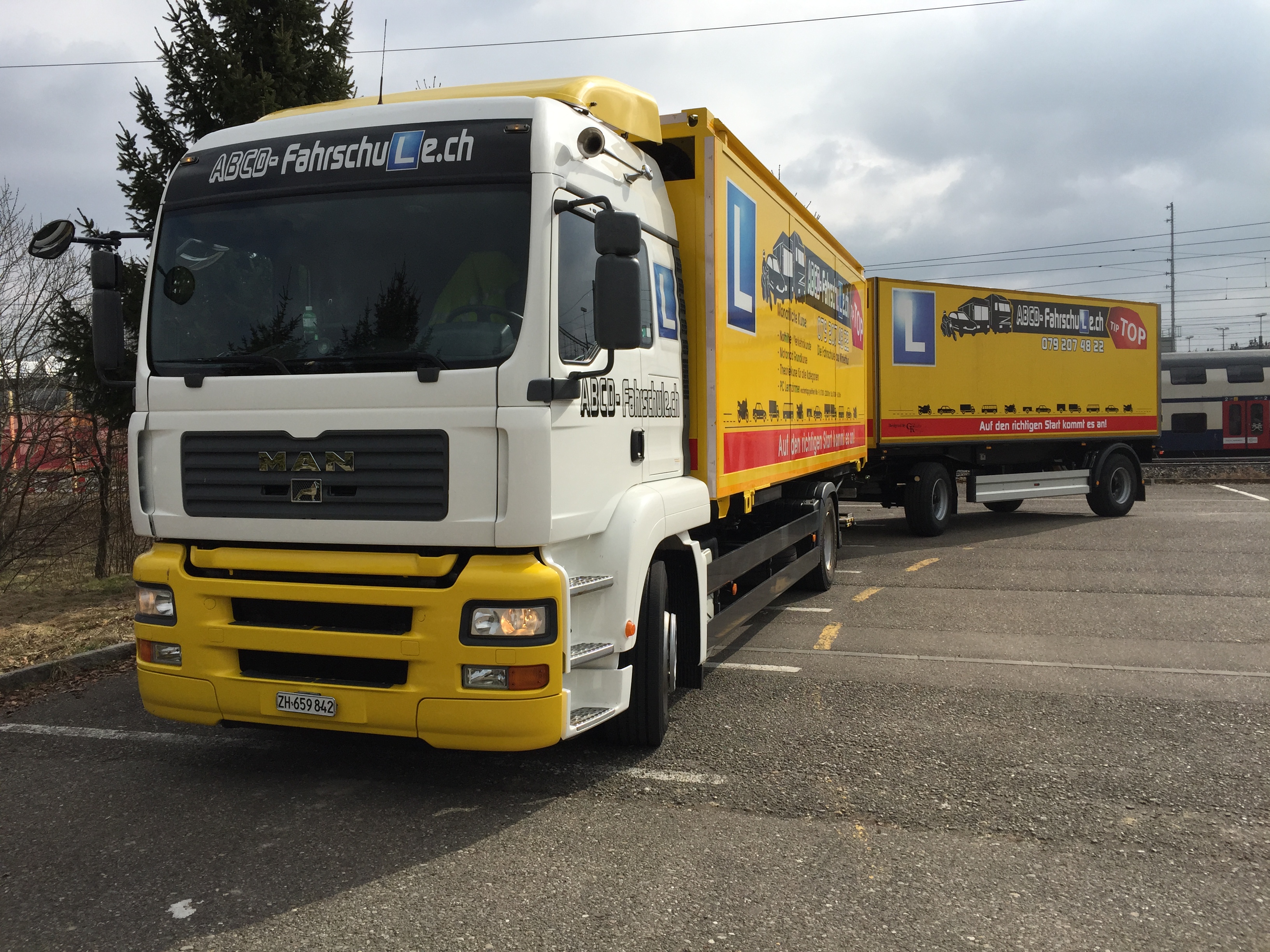 Lastwagenanhängerfahrschule Kategorie CE aus Winterthur LKW mit Anhänger